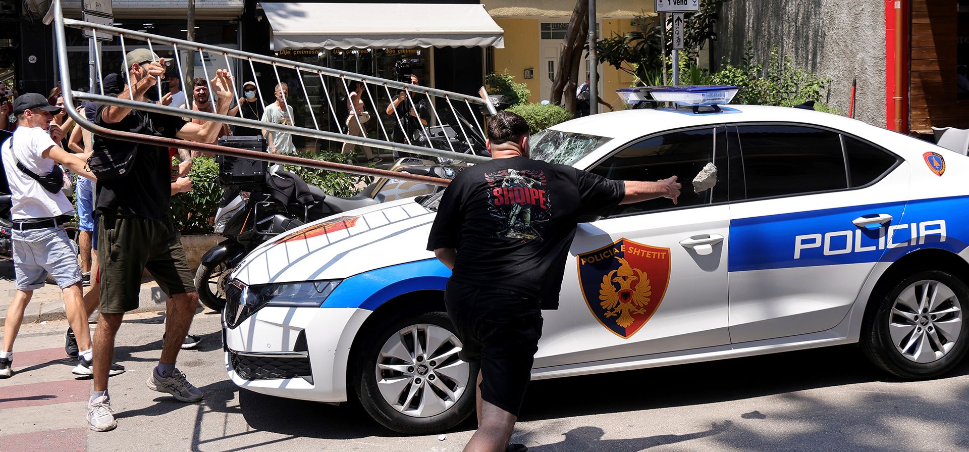 Manifestantes dañan un coche patrulla durante los enfrentamientos en una protesta antigubernamental en Tirana, Albania, el jueves 2 de julio de 2026. (Foto AP/Hameraldi Agolli) Manifestantes dañan un coche patrulla durante los enfrentamientos en una protesta antigubernamental en Tirana, Albania, el jueves 2 de julio de 2026. (Foto AP/Hameraldi Agolli)