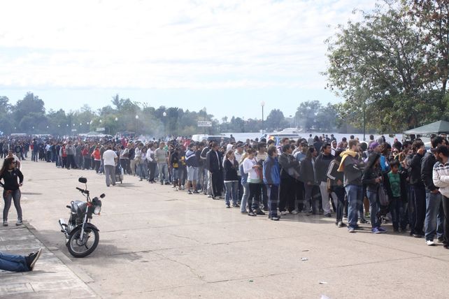 Rito sagrado en Gualeguaychú: 200.000 almas en la misa más grande en Entre Ríos