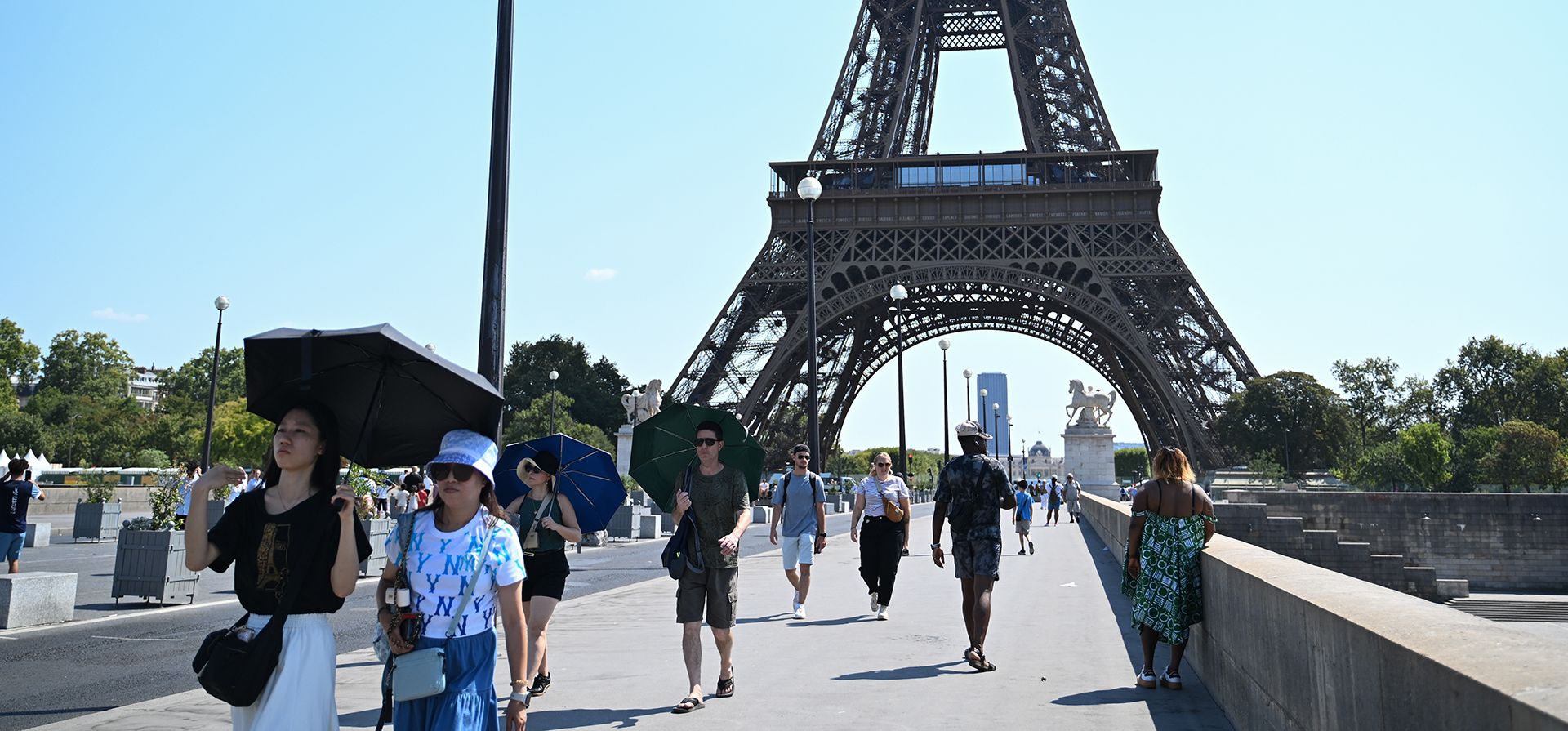 Turistas y residentes caminan por un puente peatonal en medio de una ola de calor en París, el viernes 14 de agosto de 2026. (Foto AP/Emma Da Silva) Turistas y residentes caminan por un puente peatonal en medio de una ola de calor en París, el viernes 14 de agosto de 2026. (Foto AP/Emma Da Silva)