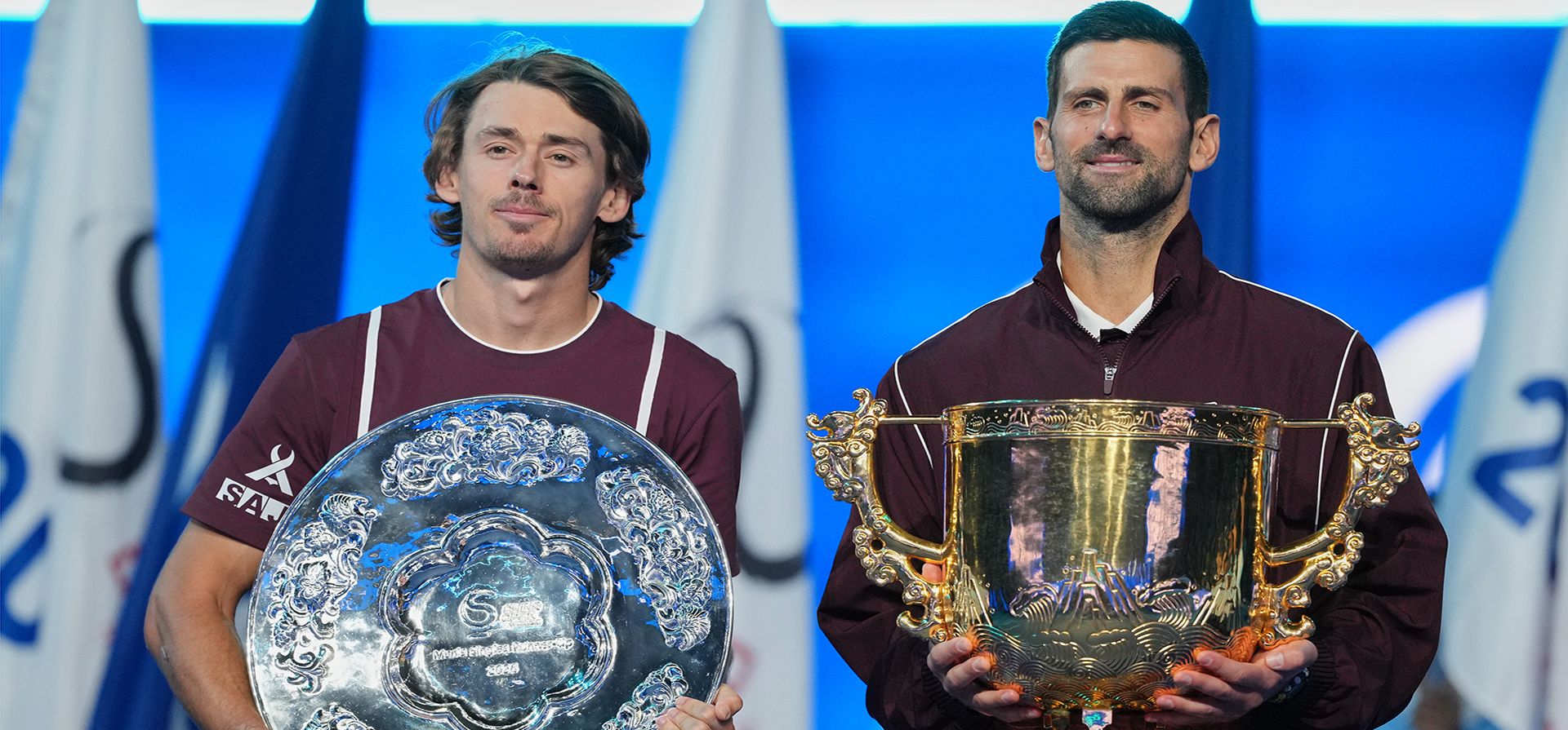 El serbio Novak Djokovic y el australiano Alex De Minaur posan juntos con sus trofeos después de que Djokovic ganara la final individual masculina del torneo de tenis China Open en Pekín, el martes 6 de octubre de 2026. (Foto AP/Andy Wong) El serbio Novak Djokovic y el australiano Alex De Minaur posan juntos con sus trofeos después de que Djokovic ganara la final individual masculina del torneo de tenis China Open en Pekín, el martes 6 de octubre de 2026. (Foto AP/Andy Wong)