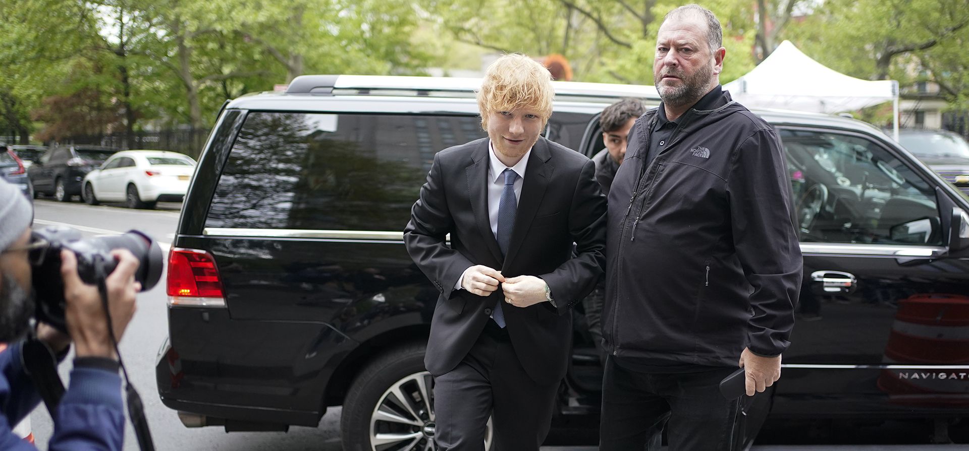 Ed Sheeran, llega a la corte federal en Nueva York el jueves 27 de abril de 2023. Se esperaba que Sheeran testificara el jueves, negando las acusaciones de que su exitosa canción