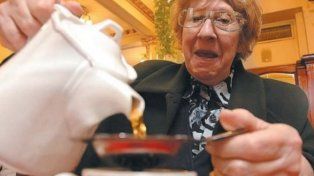 El hijo de María de las Mercedes Bolla, conocida popularmente como Yiya Murano, entregará al mejor postor el juego de tazas con las cuales, entre febrero y marzo de 1979. Quiero convertir algo macabro en algo útil.&nbsp;