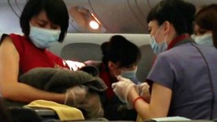 Una mujer que dio a luz en un avión está obligada a pagar los gastos del parto