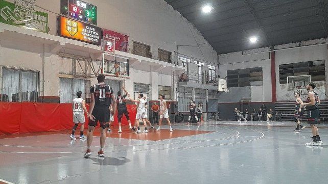 Rivadavia agigantó su buen presente en el Oficial al golear a Unión B en el Exequiel Cerati.