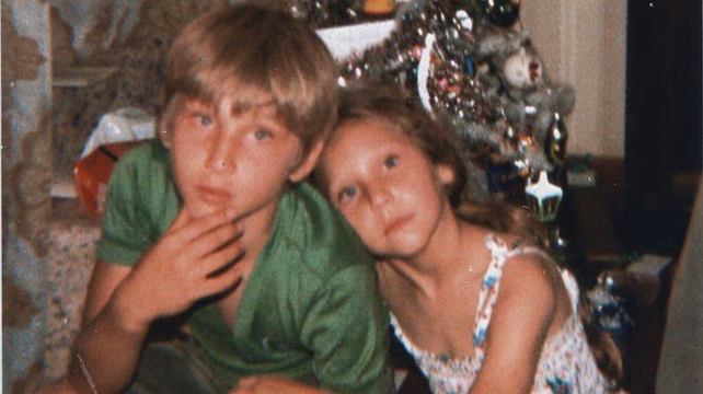 Javier Milei y su hermana Karina cuando eran pequeños y por entonces vivieron una niñez muy complicada.