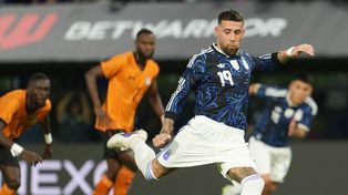 Messi le pidió que lo pateara y Otamendi no falló: ejecutó el penal y marcó el tercer gol de la selección argentina en La Bombonera.