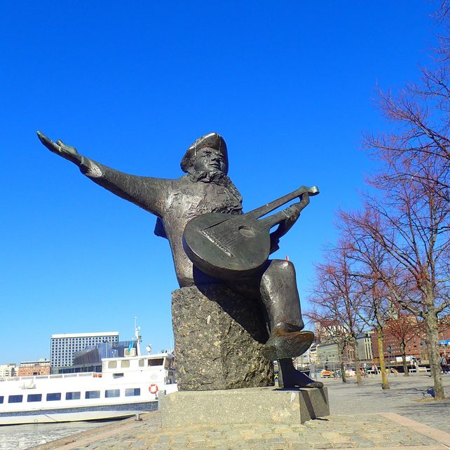 Una estatua de Evert Taube en Estocolmo, Suecia 