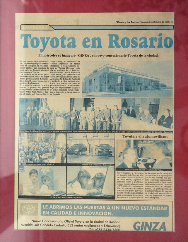 En la pared de su escritorio Jorge tiene remarcado el diario La Capital del día que inauguró la concesionaria Toyota. En la foto, se ven a sus hijos cuando eran pequeños.