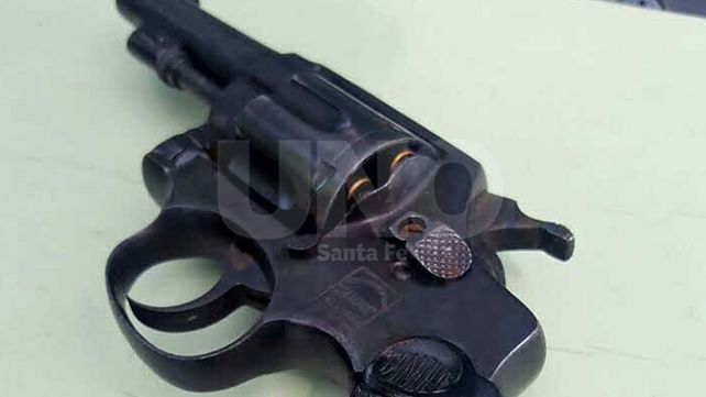 Perseguidos y atrapados con un arma de guerra cargada en barrio Guadalupe Oeste