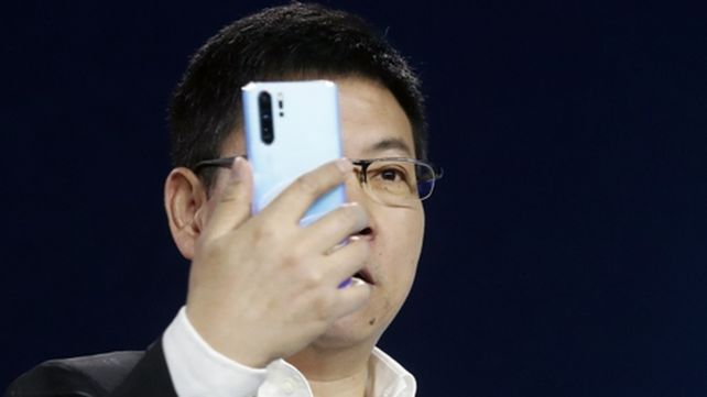Rivales. El nuevo celular de Huawei fue presentado ayer en París. Compite con el Samsung S10 Plus.