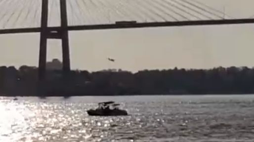 Video: una avioneta hizo una temeraria maniobra al pasar debajo del puente Rosario-Victoria