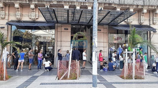 Fila para esperar las figuritas del Mundial en Paraná