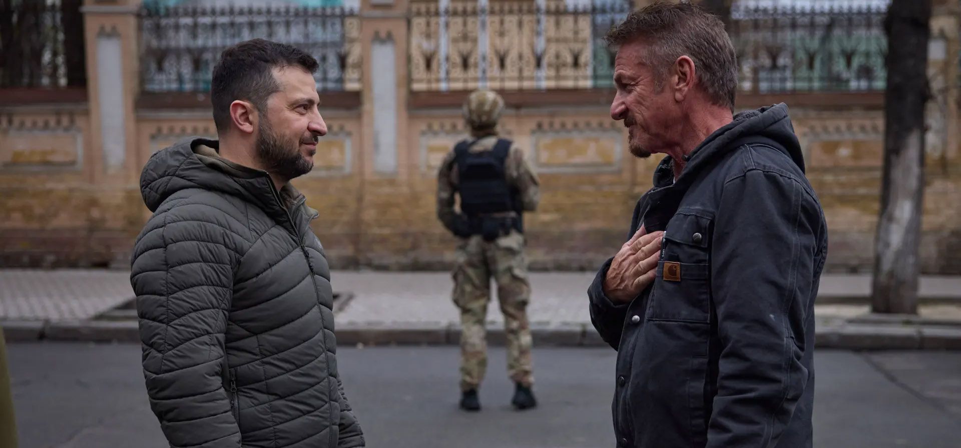 Kyiv, Ucrania. Volodymyr Zelenskiy recibió al actor y filántropo de Hollywood Sean Penn. Penn le dio a Zelenskiy una de sus estatuillas de los Oscar y dijo: "Cuando ganes, tráelo de vuelta a Malibú". Fotografía: UPI/Rex/Shutterstock