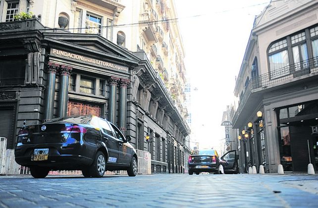Cruce. Ayer se reabrió el tránsito por calle Santa Fe a la altura de Sarmiento.
