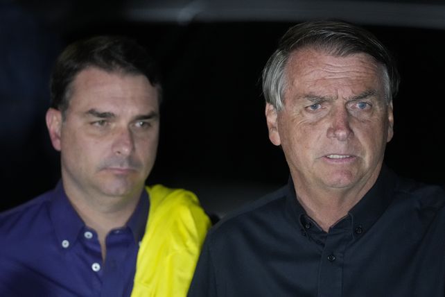 Elecciones en Brasil: Jair y Flavio Bolsonaro luego del conteo de votos desde Brasilia.