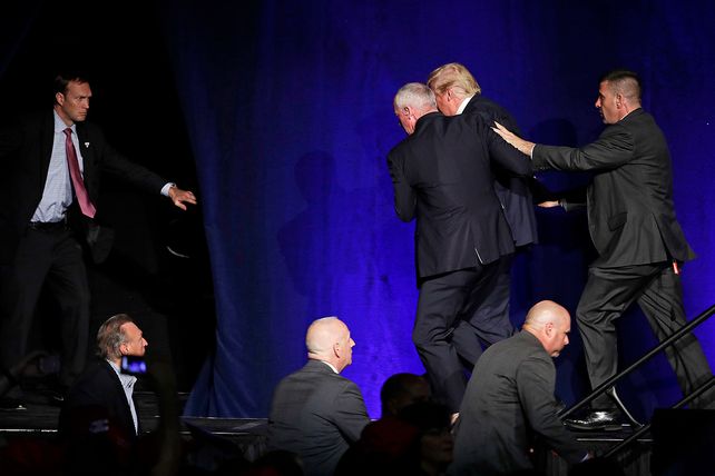 Donald Trump, evacuado del escenario durante una presentación en Nevada