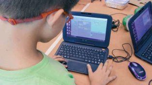 Según sugieren las investigaciones, los dispositivos digitales a menudo se usaron simultáneamente mientras se reforzaban prácticas tradicionales.