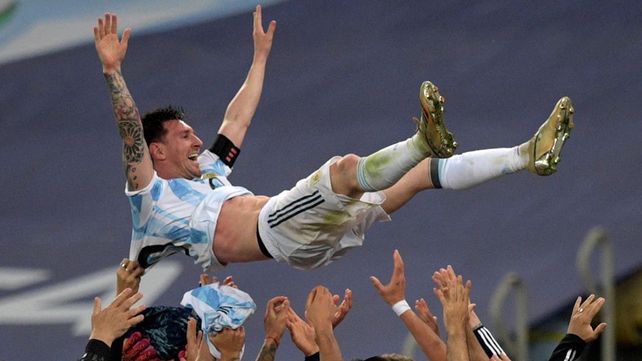 El jugador de la Selección Argentina Lionel Messi es lanzado al aire por sus compañeros después de ganar la Copa América contra Brasil en el estadio Maracaná de Río de Janeiro, el 10 de julio de 2021. Foto: AFP