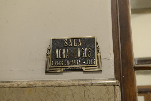 La placa que recuerda a Nora Lagos ya se luce en La Capital