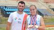Con su formador. Vicky exhibe sus medallas junto a Alan Espinosa, su entrenador. Con su formador. Vicky exhibe sus medallas junto a Alan Espinosa, su entrenador.