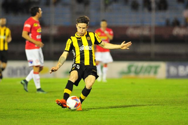 En Uruguay afirman que Colón podría hacer una oferta por el volante de Peñarol: Nahitan Nández