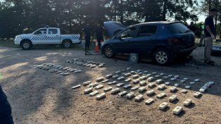 Los panes de marihuana que estaban ocultos en un auto y fueron secuestrados en Entre Ríos.