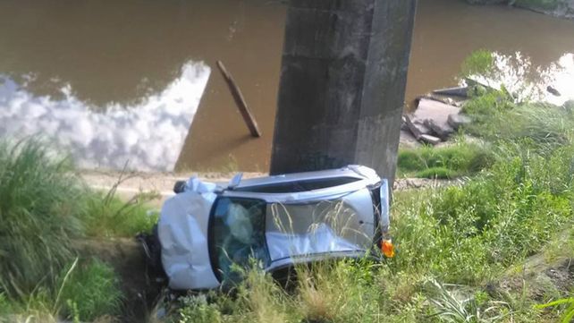 Un auto cayó al vacío en el puente blanco de la ruta provincial 131
