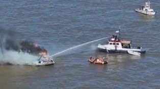 Rescataron a los tres tripulantes de una embarcación que se incendió en el Río de la Plata