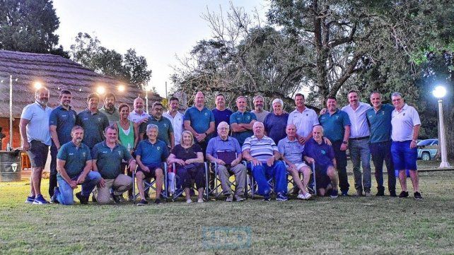 Dirigentes y exjugadores del Club Tilcara se reunieron el martes para celebrar el 70° aniversario.