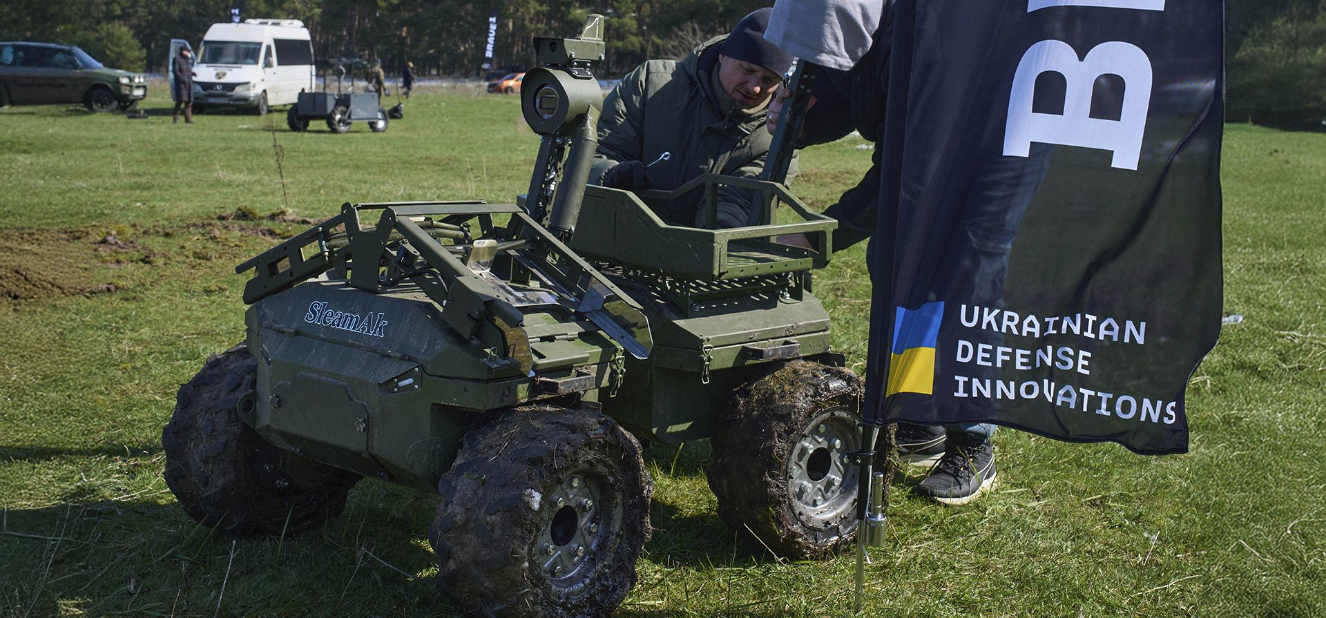 Un fabricante muestra un vehículo terrestre no tripulado de fabricación ucraniana en una exposición de Innovaciones de Defensa de Ucrania para clientes militares, en un lugar no revelado de Ucrania, el viernes 11 de abril de 2025. (Foto AP/Efrem Lukatsky) Un fabricante muestra un vehículo terrestre no tripulado de fabricación ucraniana en una exposición de Innovaciones de Defensa de Ucrania para clientes militares, en un lugar no revelado de Ucrania, el viernes 11 de abril de 2025. (Foto AP/Efrem Lukatsky)