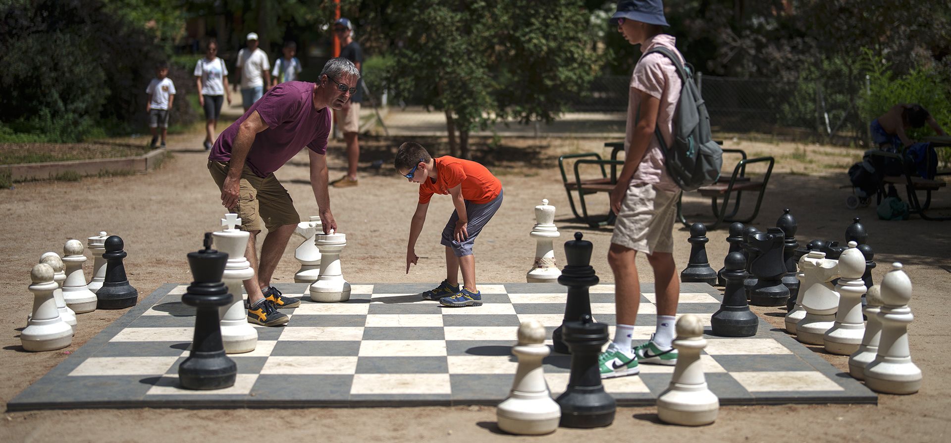 La gente juega al ajedrez durante un día caluroso y soleado en el parque del Retiro en Madrid, España, el lunes 17 de julio de 2023. La agencia meteorológica española Aemet dijo que la ola de calor de esta semana "afectará a una gran parte de los países que bordean el Mediterráneo" con temperaturas en algunas zonas del sur de España superando los 42º C. (Foto AP/Manu Fernández) La gente juega al ajedrez durante un día caluroso y soleado en el parque del Retiro en Madrid, España, el lunes 17 de julio de 2023. La agencia meteorológica española Aemet dijo que la ola de calor de esta semana "afectará a una gran parte de los países que bordean el Mediterráneo" con temperaturas en algunas zonas del sur de España superando los 42º C. (Foto AP/Manu Fernández)