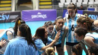 Emma Oldani, con la camiseta 6, escucha atentamente a la entrenadora Gabriela Puente.