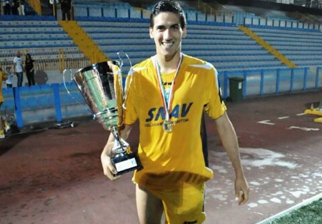Con el trofeo. Nicolás Musso festejó el título con el Sant’Agnello