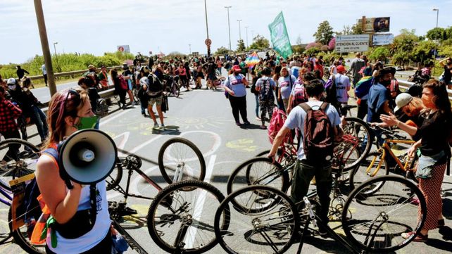 La Multisectorial Humedales se manifestó con cortes simultáneos y una marcha a la autopista