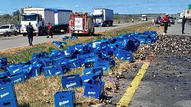 Un camión chocó y desparramó cerveza en la autovía 14