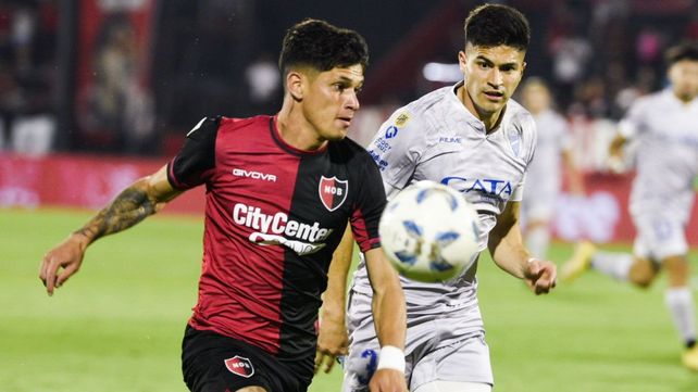 El delantero de Newells Brian Aguirre avanza con decisión.