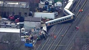 Tres muertos y 60 atrapados en accidente de tren en Canad&aacute;