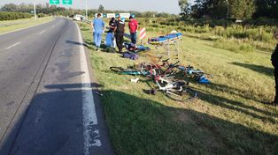 Cuatro ciclistas iban hacia Roldán por la autopista a Córdoba este domingo por la mañana, cuando fueron arrollados a la altura de Funes.