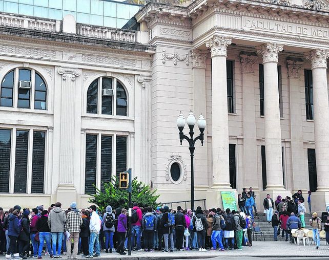 protesta. Los alumnos reclamaron ayer por un comedor universitario.
