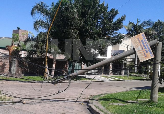 Antonia Godoy y Aldao. Un poste de hormigón se apoya sobre los cables de energía y resiste su caída.