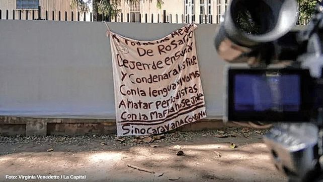 Las amenazas en el trapo que dejaron frente a Telefé Rosario