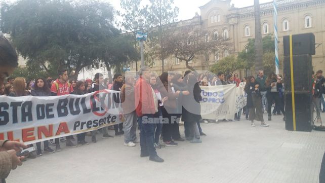 Cientos de jóvenes santafesinos marcharon contra el bullying