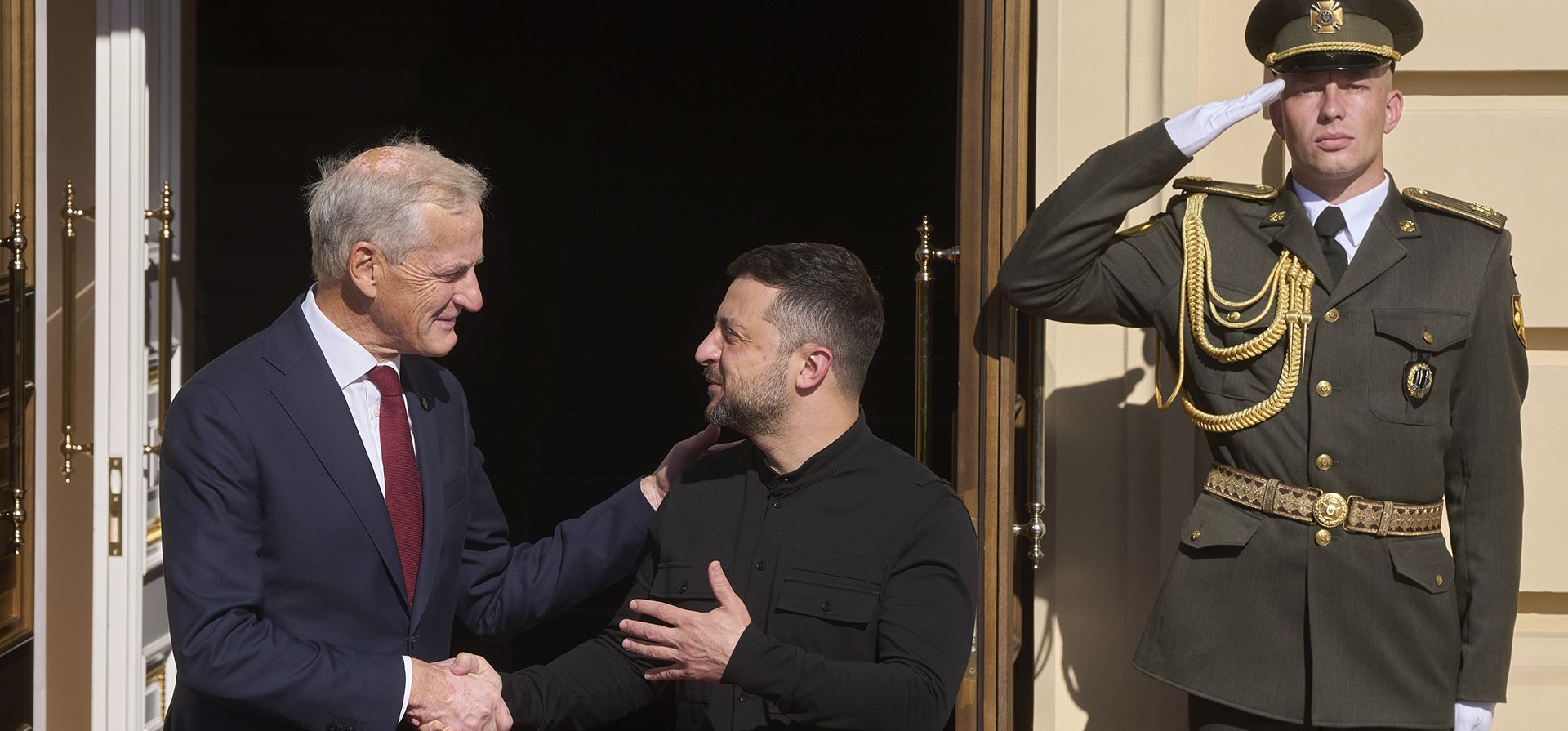 El primer ministro de Noruega, Jonas Gahr Store, estrecha la mano del presidente ucraniano, Volodymyr Zelenskyy, durante su reunión en Kiev, Ucrania, el lunes 25 de agosto de 2025. (Foto AP/Efrem Lukatsky) El primer ministro de Noruega, Jonas Gahr Store, estrecha la mano del presidente ucraniano, Volodymyr Zelenskyy, durante su reunión en Kiev, Ucrania, el lunes 25 de agosto de 2025. (Foto AP/Efrem Lukatsky)