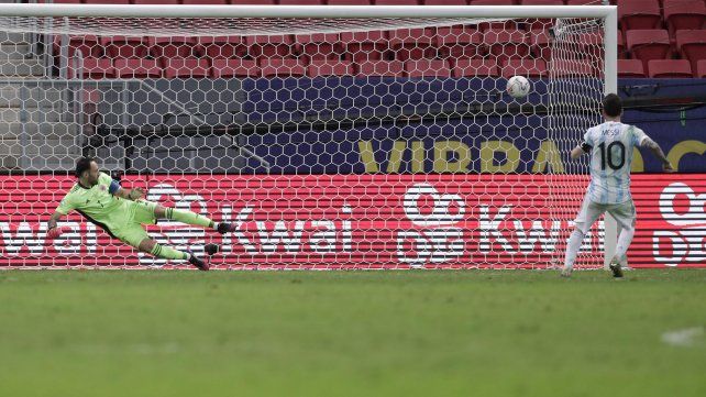 Messi anota en la tanda de penales durante la semifinal de la Copa América contra Colombia. AP Photo / Eraldo Peres