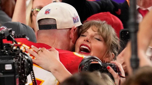 La cantante celebra en el Super Bowl con su novio