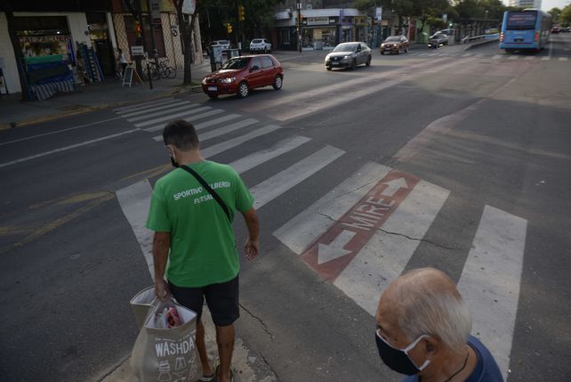 La senda peatonal de Alberdi y Almafuerte luce la leyenda Mire para alertar a los peatones. Ayer un hombre de 70 años fue atropellado allí.