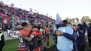 Los jugadores de Central Córdoba festejan el triunfo con sus hinchas.