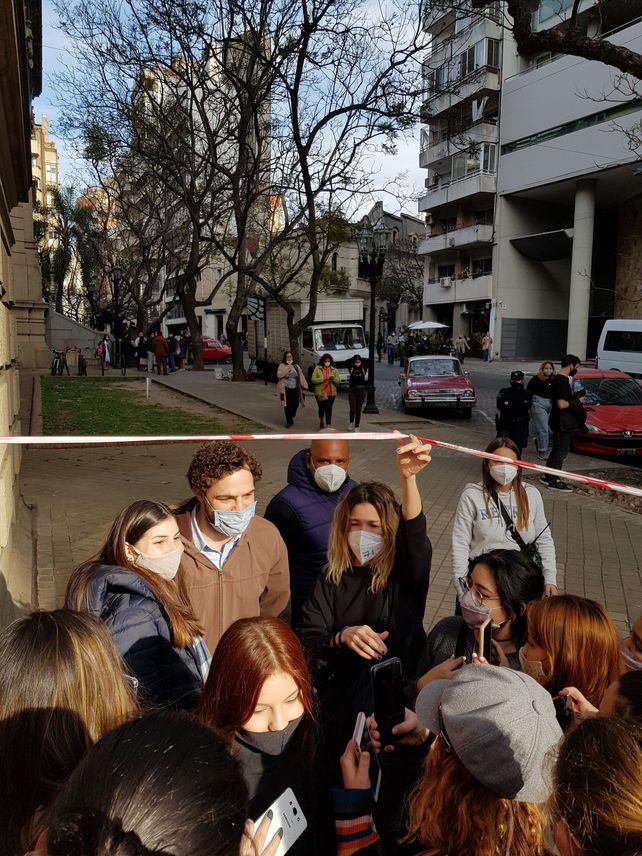 Peter Lanzani rodeados de fans durante el tramo del rodaje en Rosario de Argentina