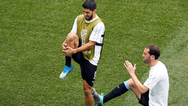 Suárez y Godin en el calentamiento previo.