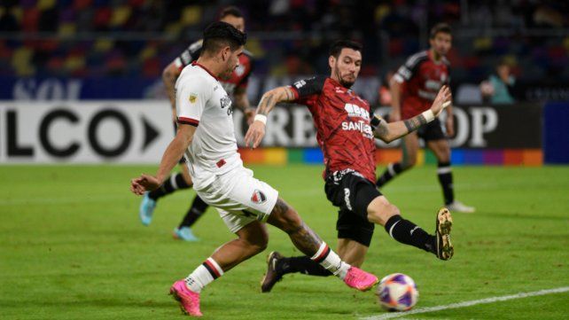 Jorge Recalde viene mostrando aptitudes para moverse y tocar en ataque jugando en tres cuartos de cancha. Su rendimiento en Newells